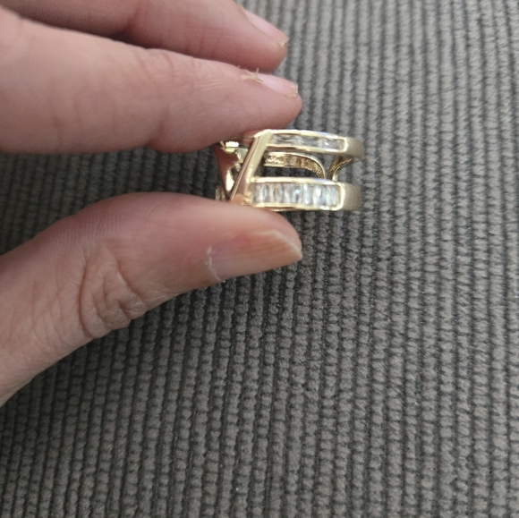 18k Dubai Fashion Gold and Silver V Initial Ring - Picture 5 of 12